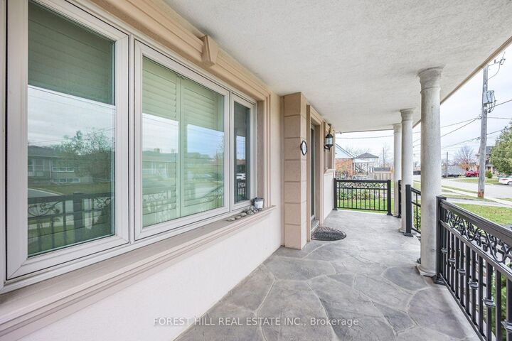 Photo de la propriété: 159 Spalding Road ON M3K 1K3