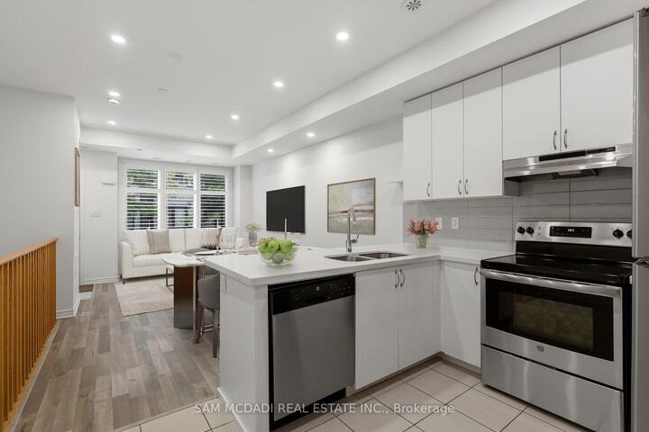 Property Photo:  2285 McNab Lane 6  ON L5J 0B3 