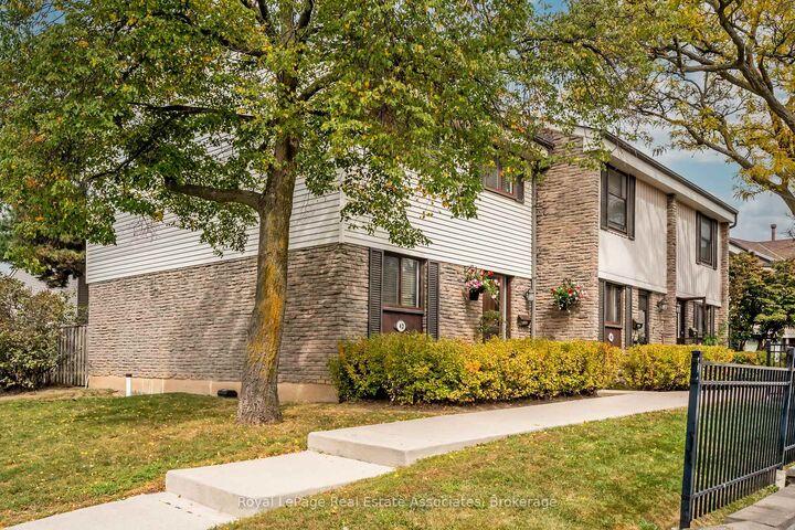 Property Photo:  2779 Gananoque Drive 42  ON L5N 2E4 