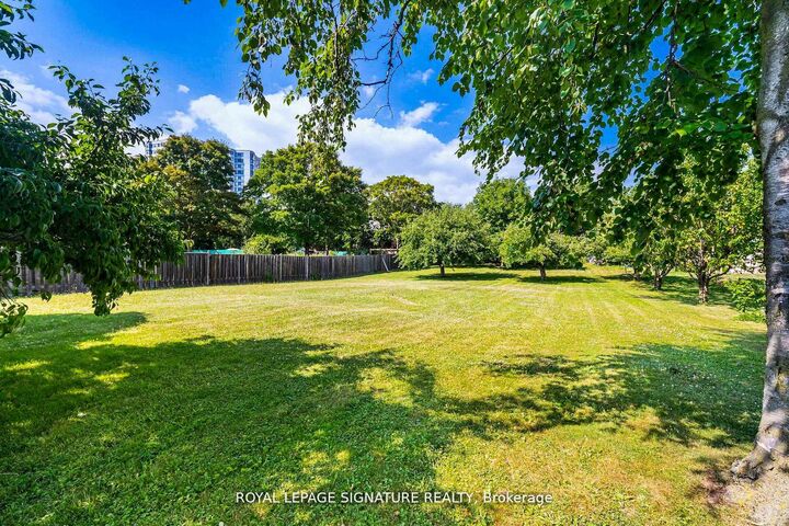 Property Photo:  4097 Hickory Drive  ON L4W 1L1 