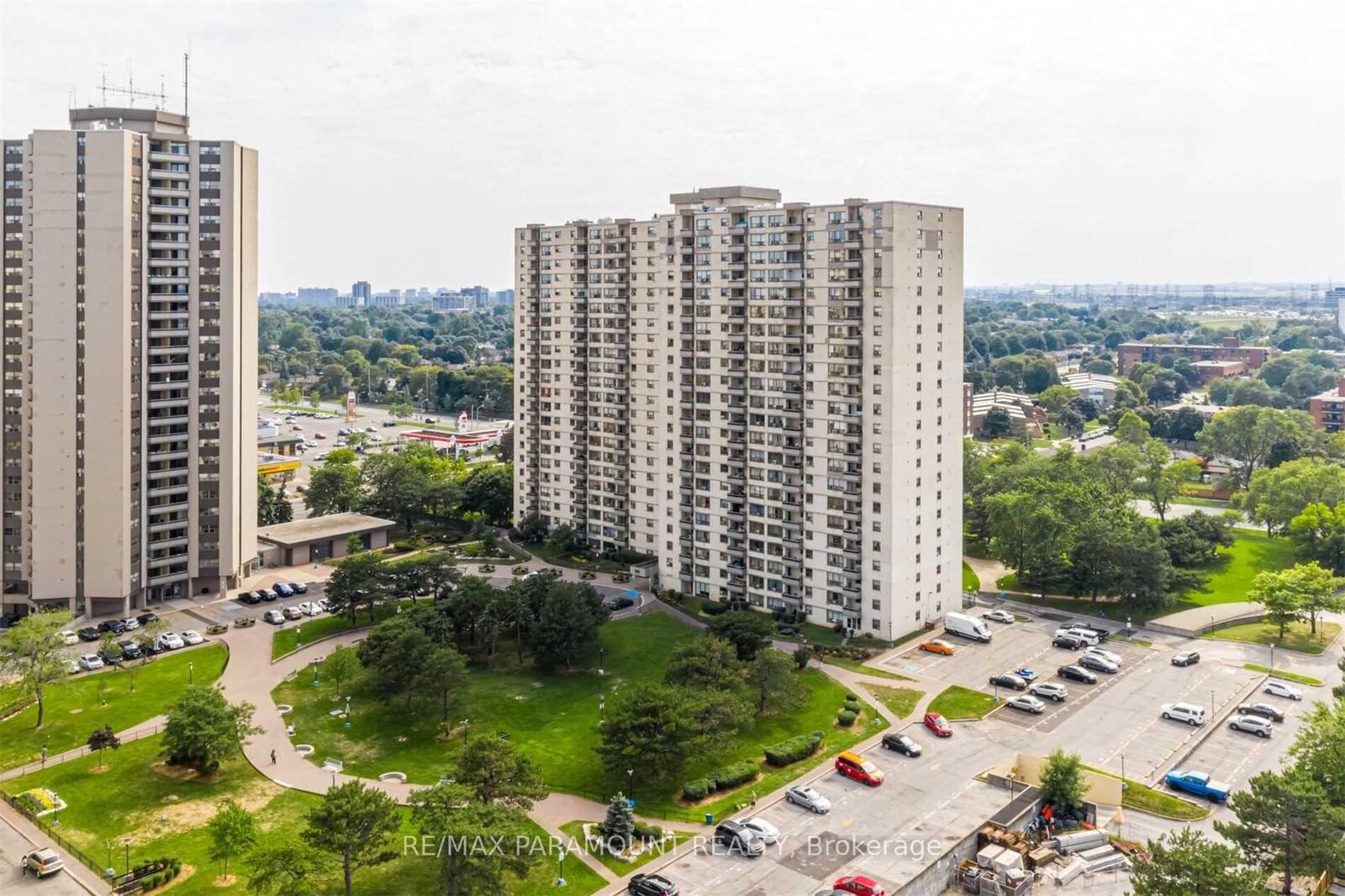 Photo de la propriété:  390 Dixon Road 1813  ON M9R 1T4 