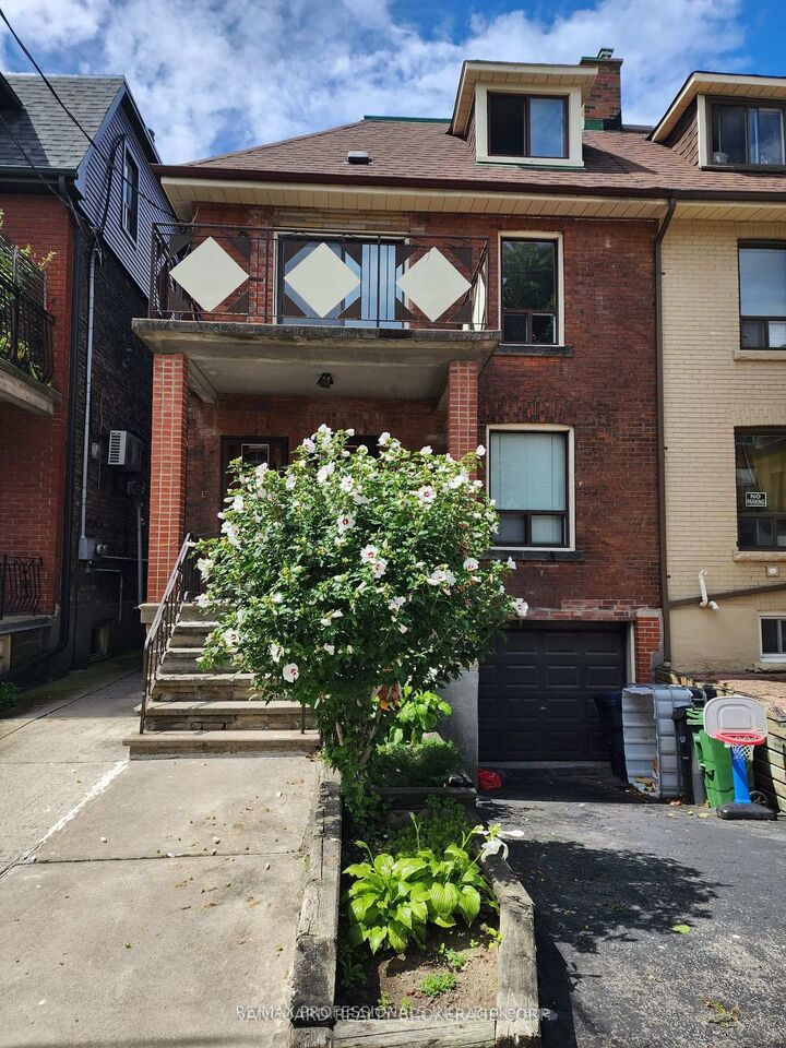 Property Photo:  232 Montrose Avenue 2nd Floor  ON M6G 3G7 
