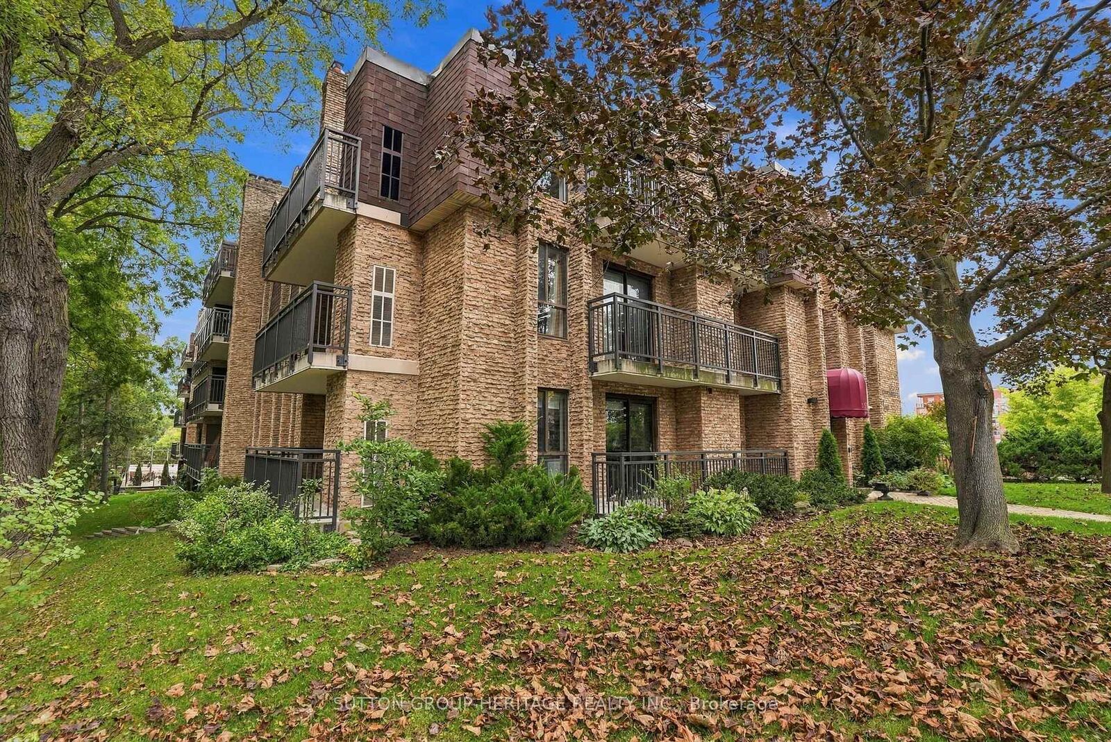 Property Photo:  15390 Yonge Street 406  ON L4G 1N8 