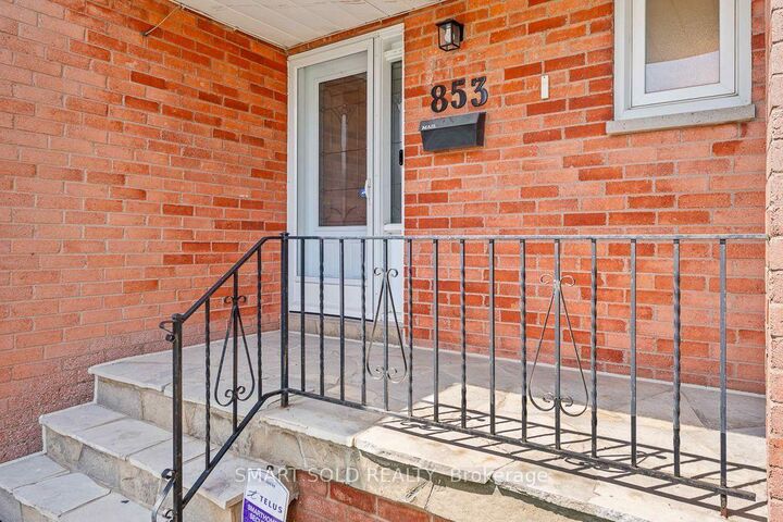 Property Photo:  853 Apple Gate Court  ON L5C 4L8 