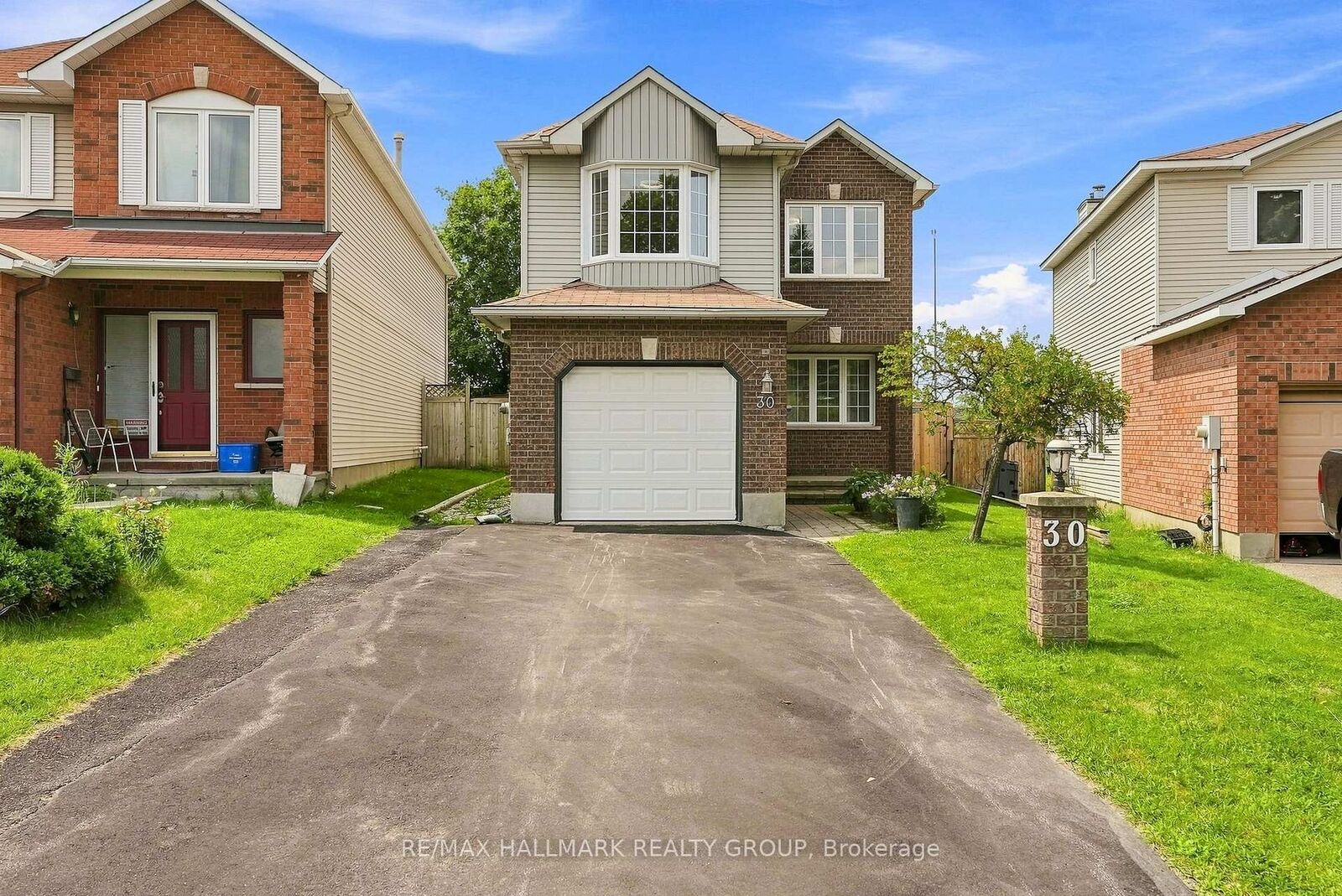 Property Photo:  30 Rowe Drive  ON K2L 3Y3 