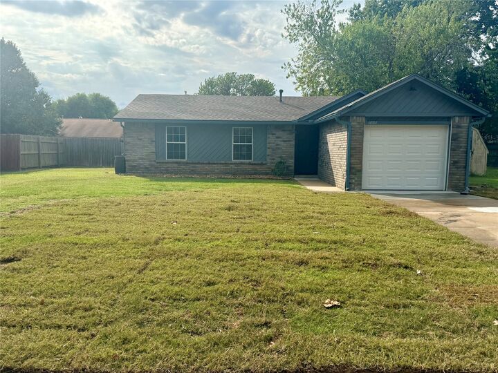 Property Photo:  14004 S Poplar Street  OK 74033 