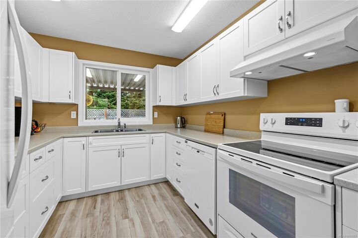 Property Photo: 834 Redonda Pl BC V9K 1R4