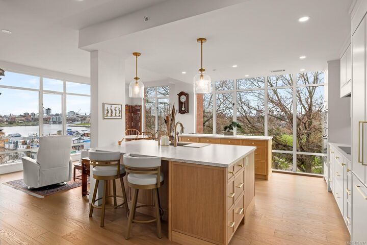 Property Photo: 21 Dallas Rd #517 BC V8V 4Z9