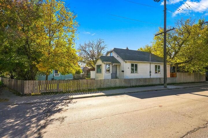 Property Photo:  93 Gateway Road  MB R2L 1T3 