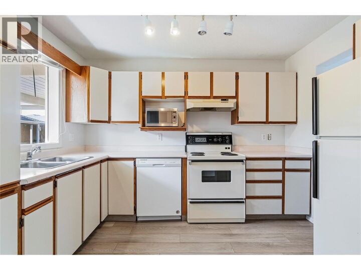 Property Photo:  600 10 Street Southwest 6  BC V1E 1J7 