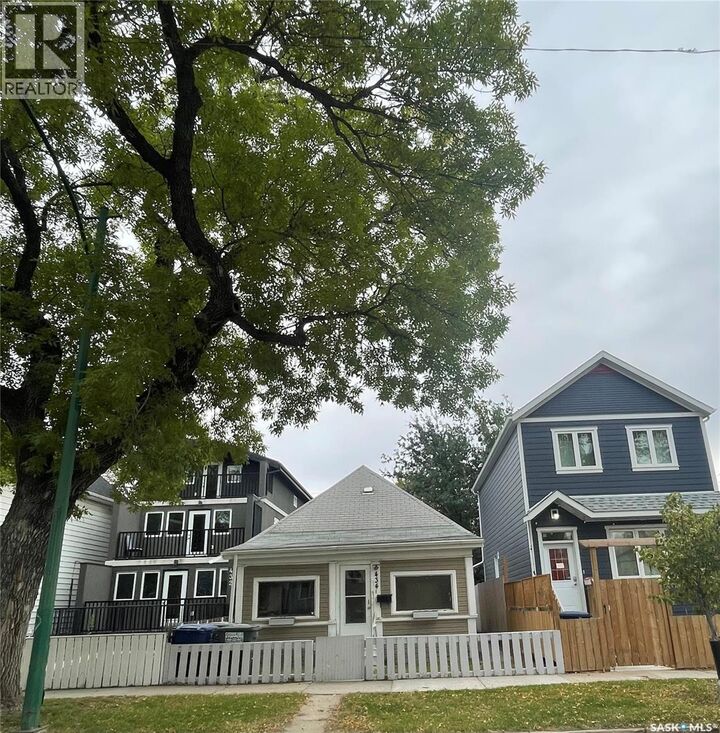 Property Photo:  434 G Avenue S  SK S7M 1V7 