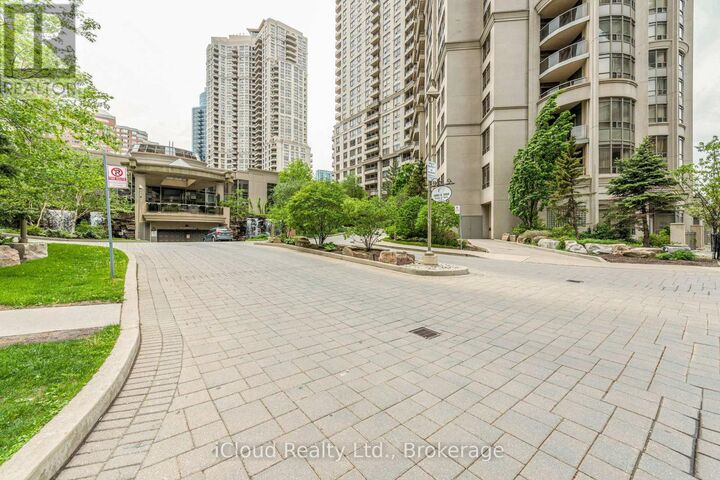 Property Photo: 3888 Duke Of York Boulevard 2521 ON L5B 4P5