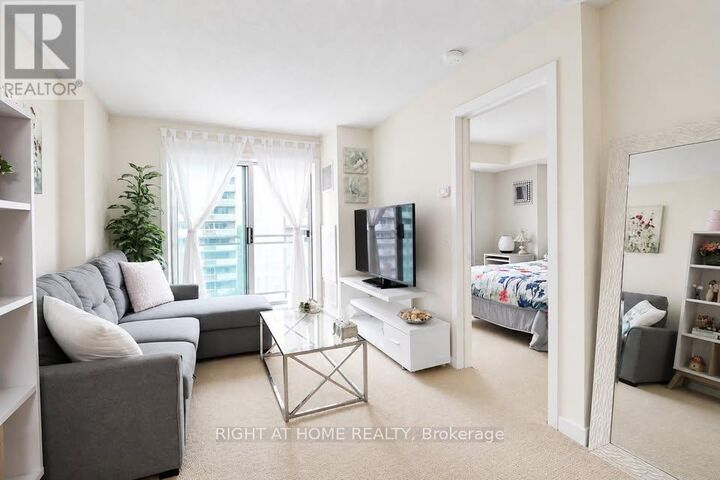 Property Photo: 138 Somerset Street West 711 ON K2P 0A3