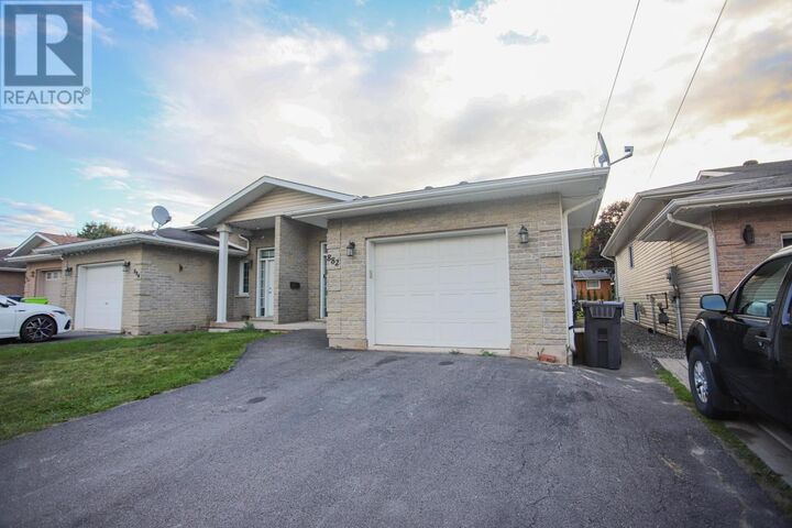 Property Photo:  882 Pine St  ON P6B 3G3 