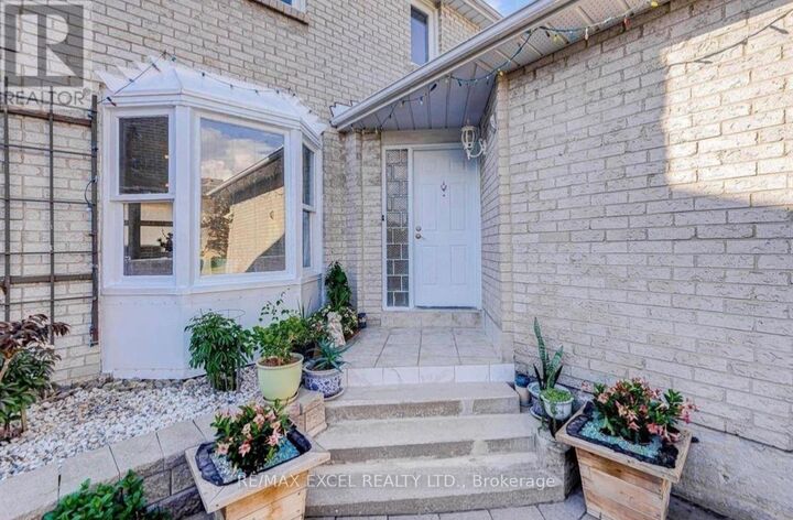 Property Photo: 70 Weldrick Road East Upper ON L4C 8T8