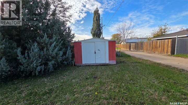 Property Photo:  817 98th Avenue  SK S0E 1T0 