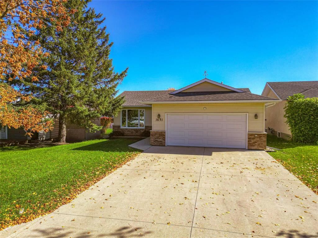 Property Photo:  1631 22nd Street  MB R2N 0M7 