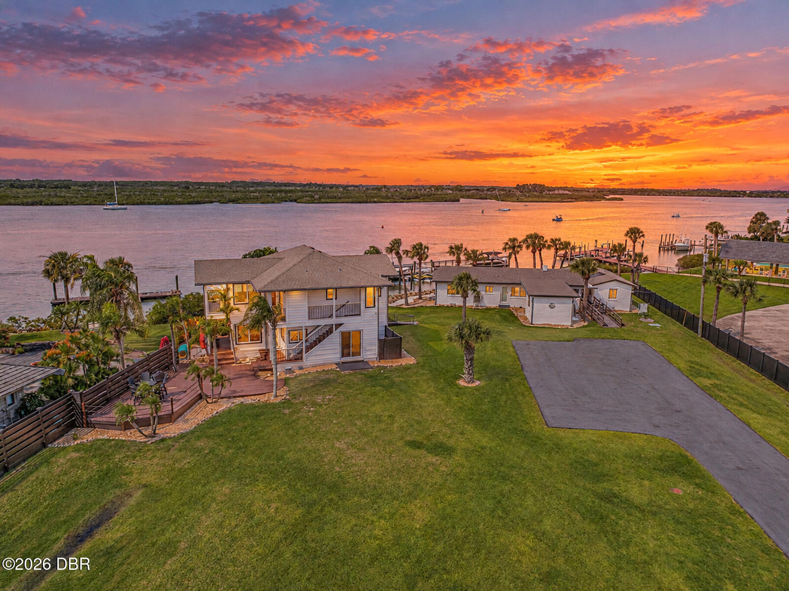 Property Photo: 4818 S Peninsula Drive FL 32127