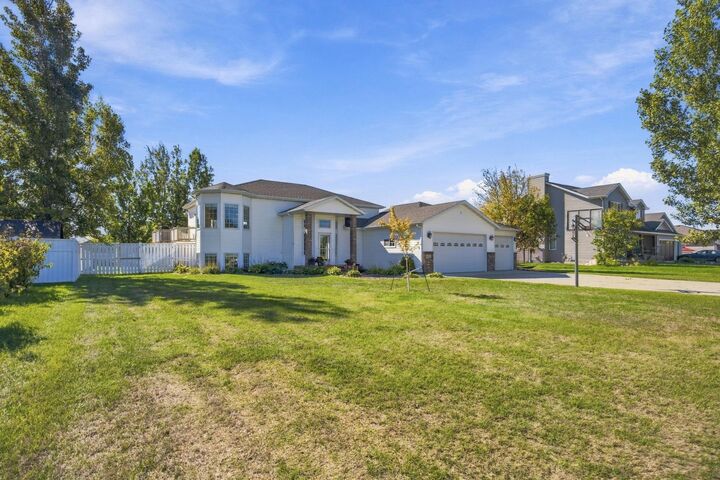 Property Photo:  433 Prescott Lane  ND 58078 