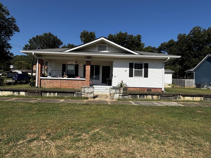 Property Photo:  1018 Elm Avenue  TN 37380 