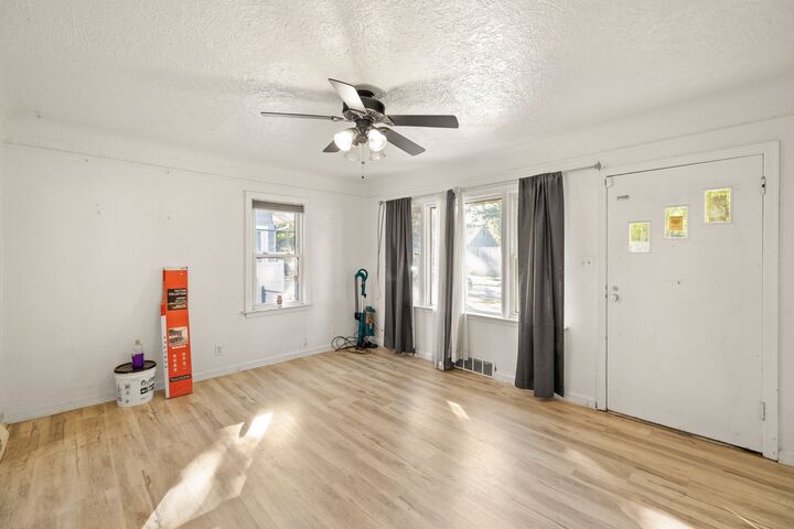 Property Photo: 2904 Maple Street IA 50317