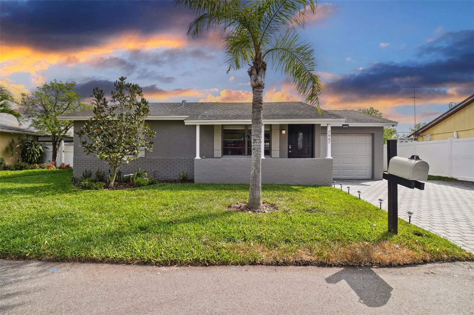 Property Photo: 7607 Woodland Oaks Court FL 33615