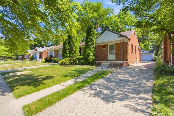 Property Photo: 9546 Hazelton Avenue MI 48239 1402