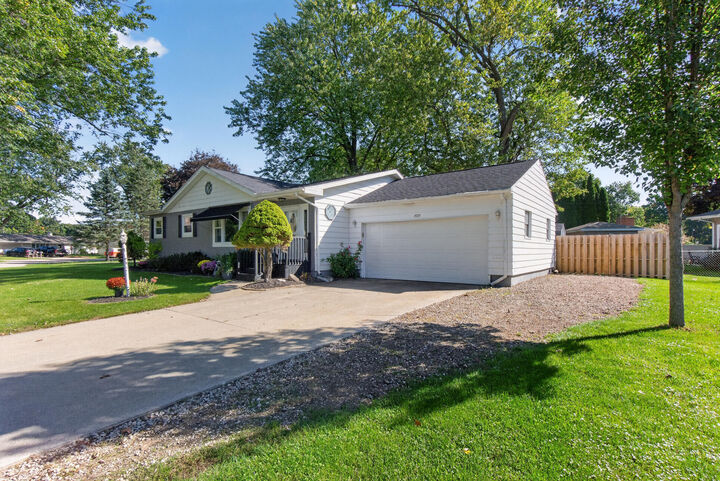 Property Photo:  1525 Devonshire Road  MI 49203 