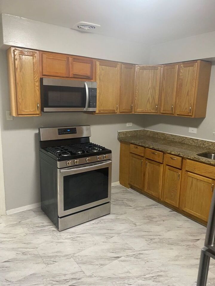 Property Photo:  7637 S Essex Avenue 2  IL 60649 
