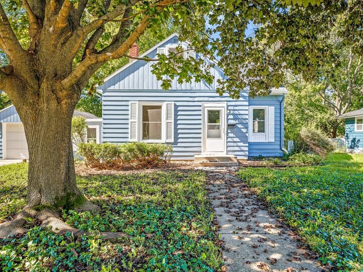Property Photo:  407 Glendale Avenue  IL 61108 