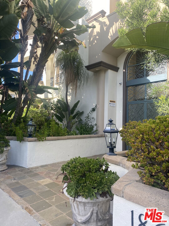 Property Photo:  1862 S Bentley Avenue 101  CA 90025 