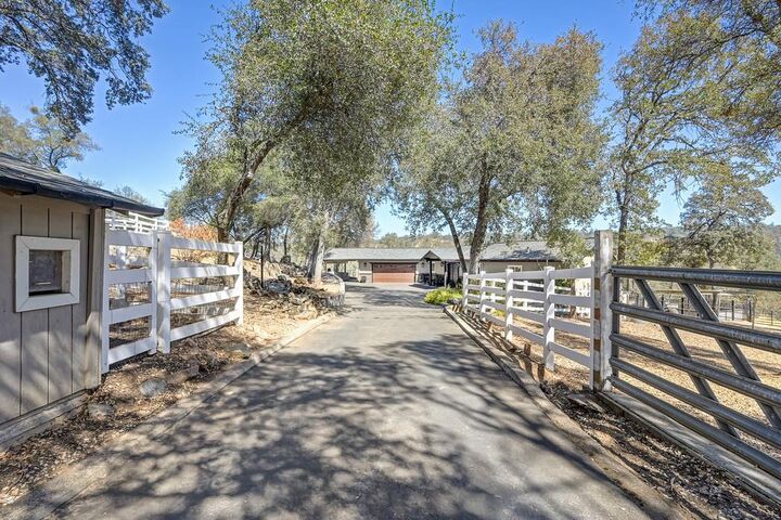 Property Photo: 4020 Saddlehorn Court CA 95682