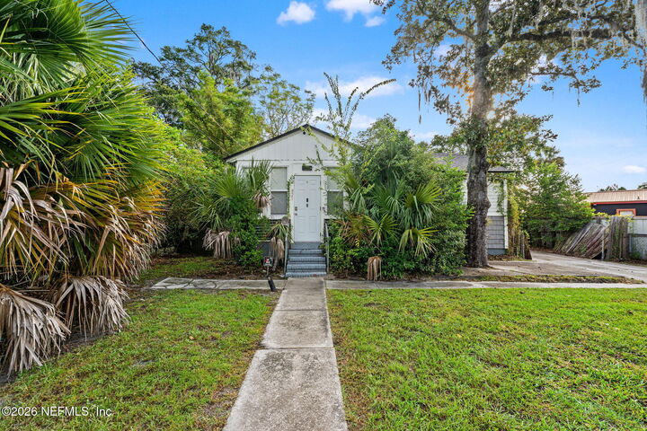 Property Photo: 821 Bunker Hill Boulevard FL 32208