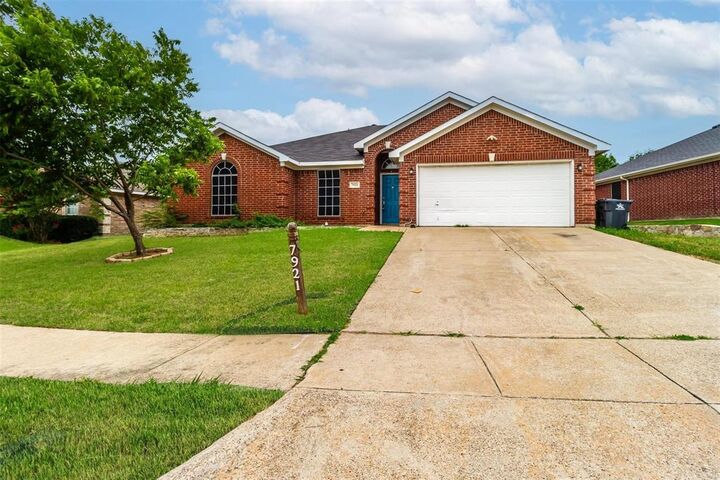 Property Photo: 7921 Rattlers Court TX 76002