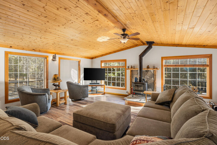 Property Photo: 19152 Clear Springs Way OR 97733
