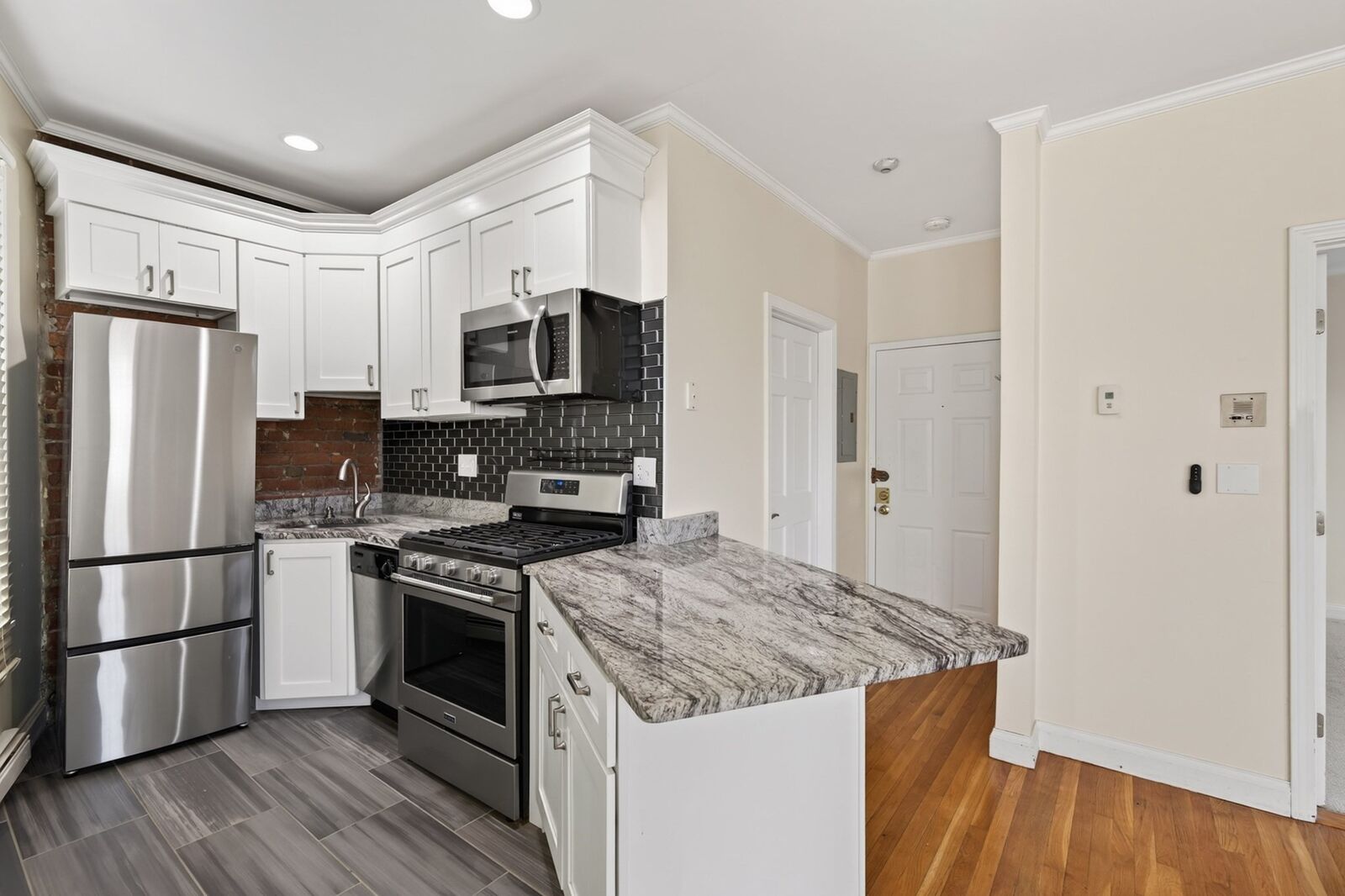 Property Photo:  137 Dorchester St 3D  MA 02127 