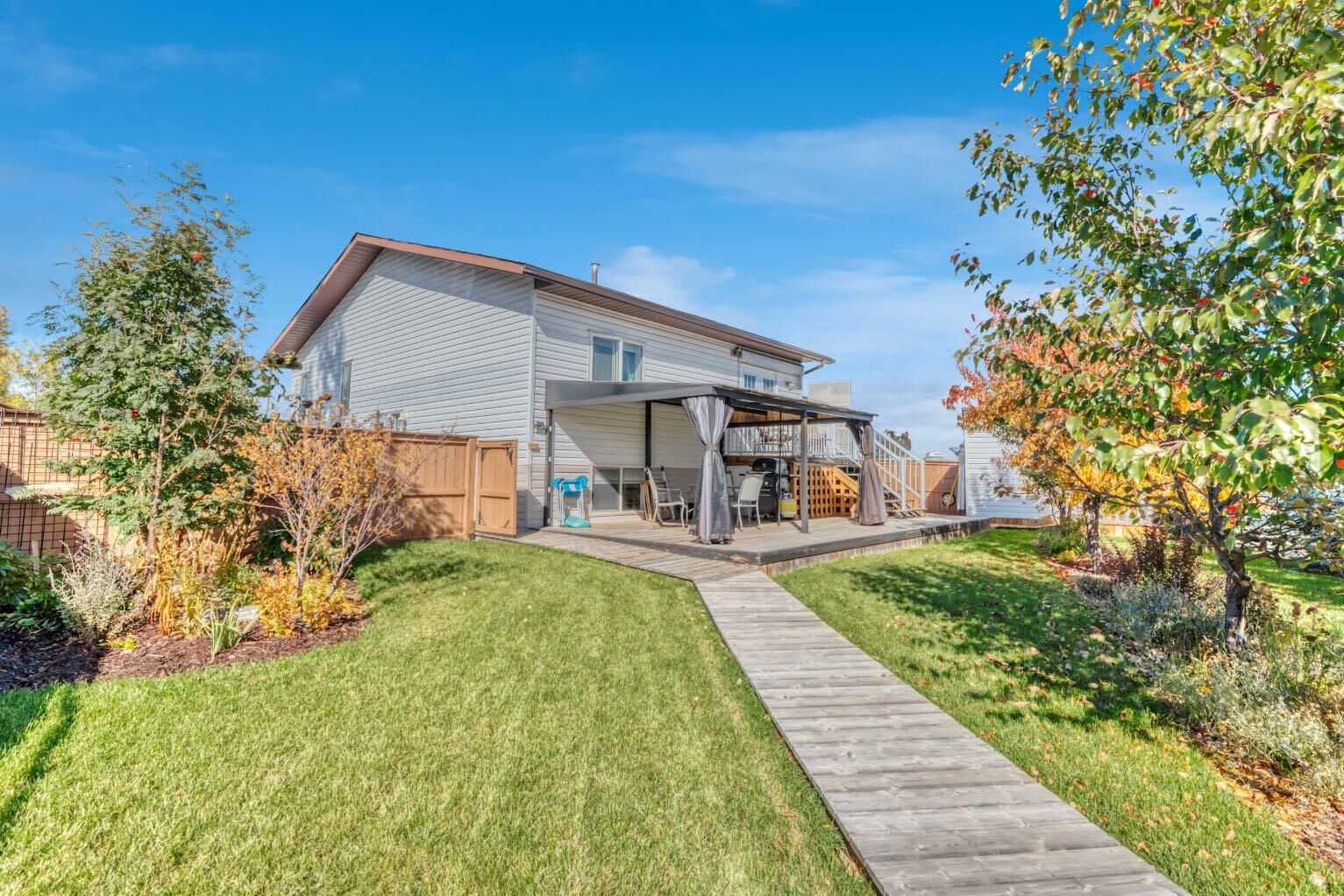 Property Photo:  111 Maplewood Place  AB T0L 0H0 