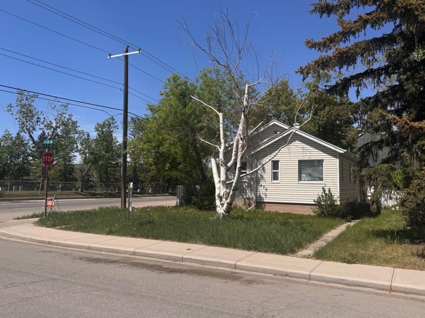 Property Photo:  458 34 Avenue NW  AB T2K 0B8 