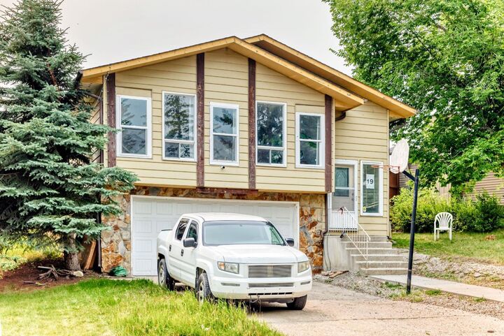 Property Photo:  19 Berwick Crescent NW  AB T3K 1P7 