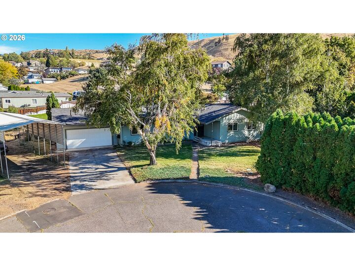 Property Photo:  2420 E 14th Pl  OR 97058 