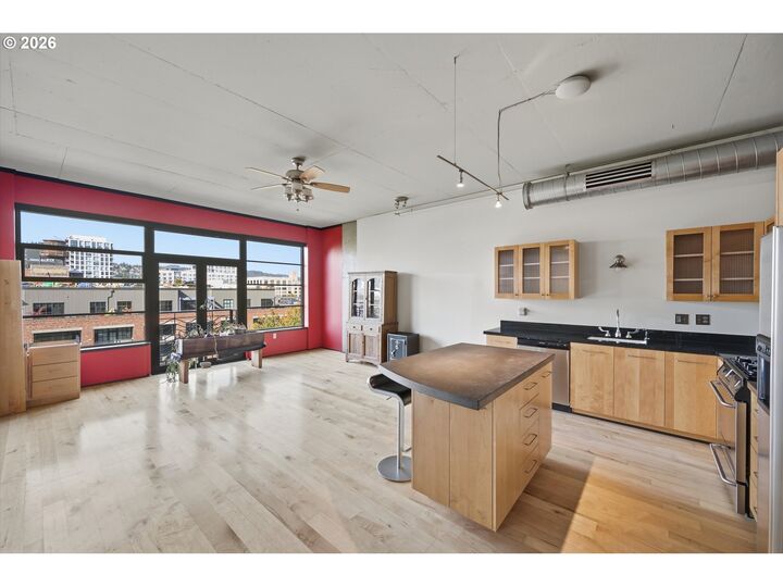Property Photo:  420 NW 11th Ave 712  OR 97209 