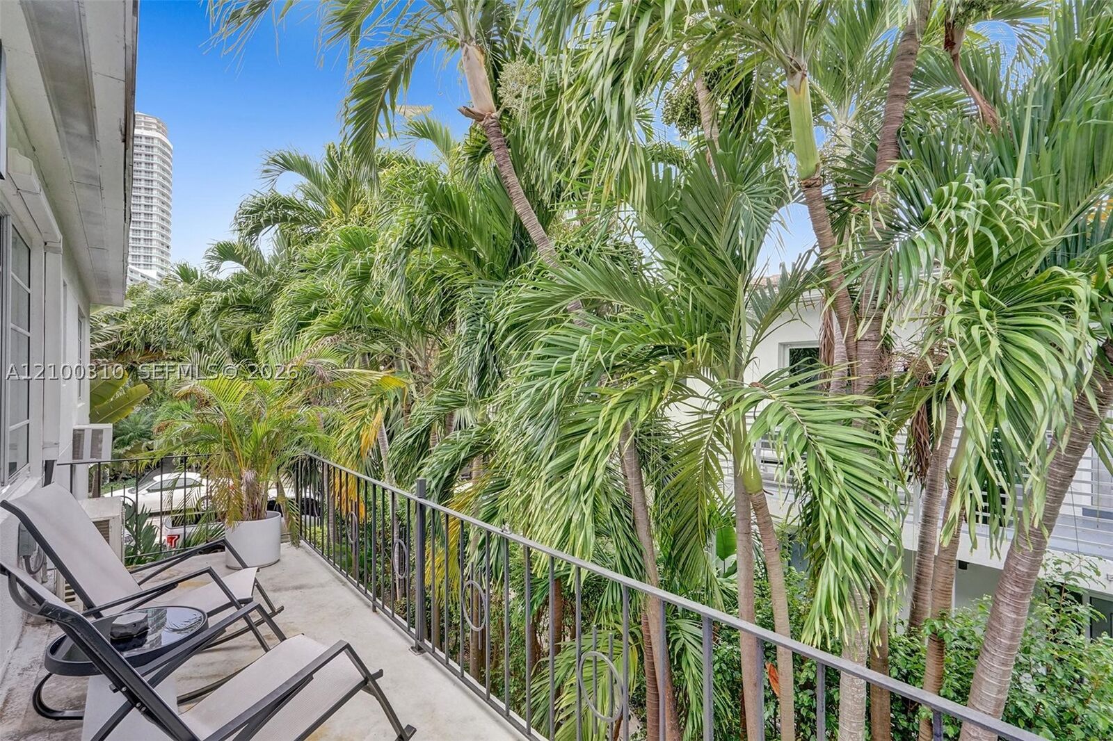 Property Photo:  