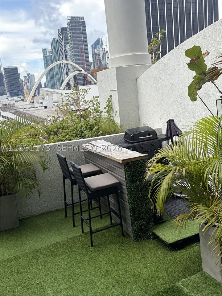 Property Photo:  1750 N Bayshore Dr 1112  FL 33132 