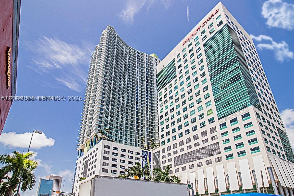 Property Photo:  185 SW 7th St 1414  FL 33130 