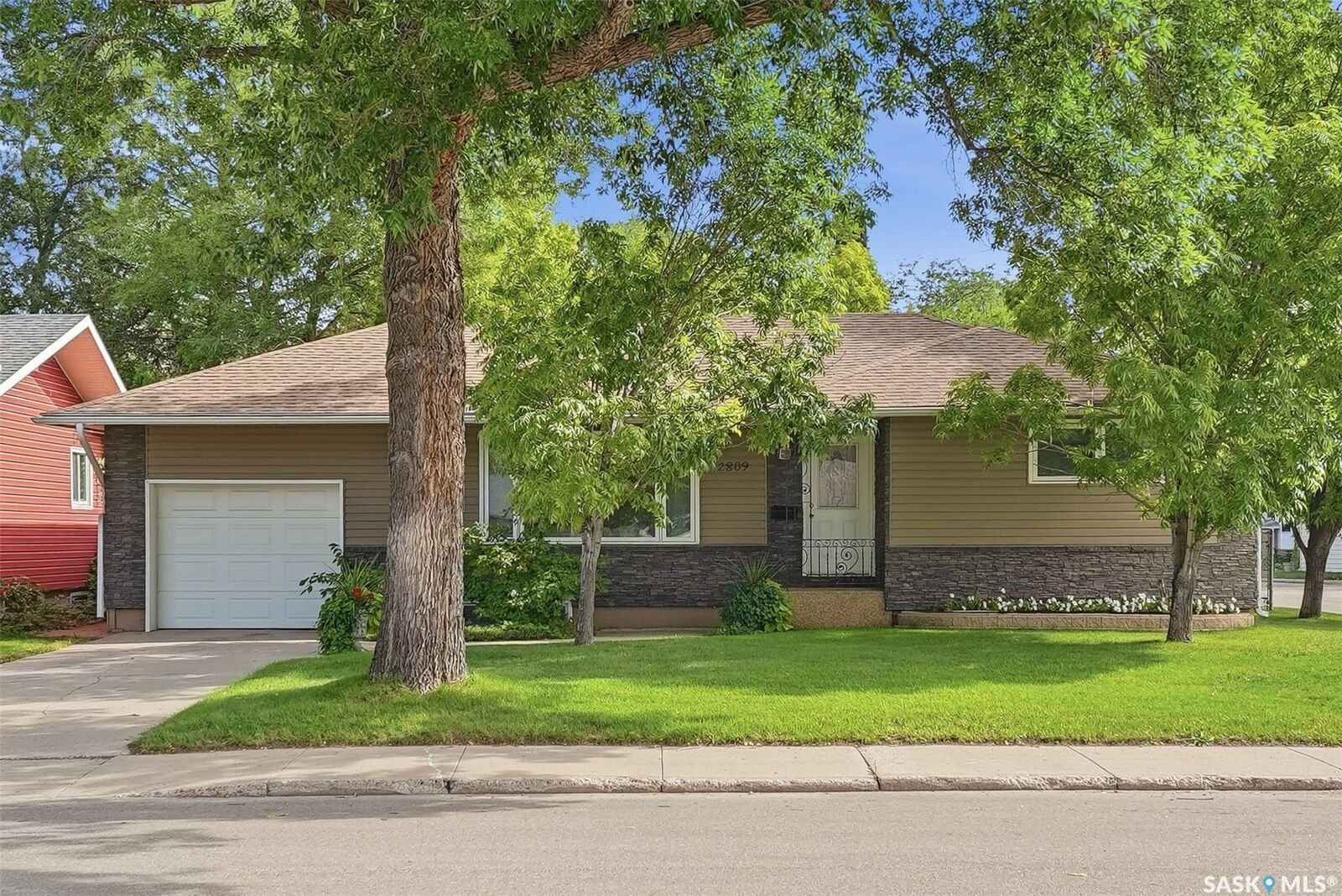 Property Photo:  2809 Clarence Avenue S  SK S7J 1M7 