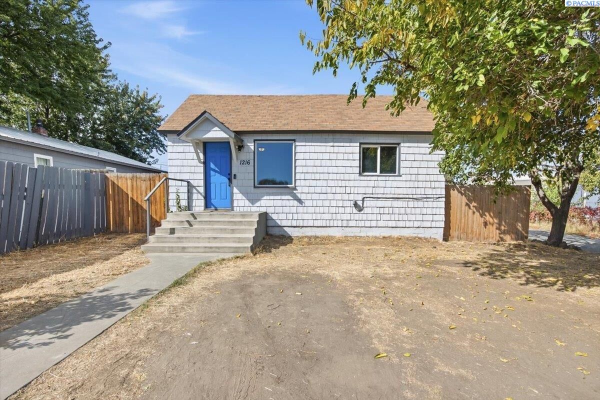 Property Photo:  1216 S 3rd Ave  WA 99301 