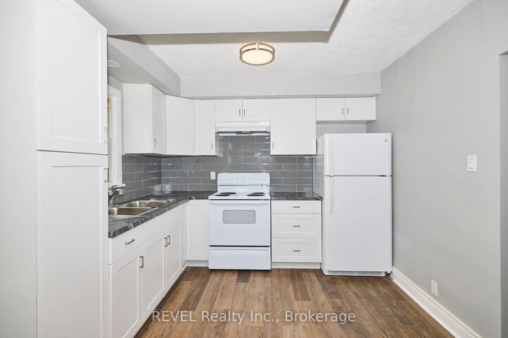 Photo de la propriété:  43 Cosby Avenue  ON L2M 5R7 