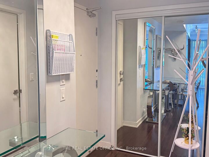 Property Photo:  14 York Street 2511  ON M5J 2Z2 