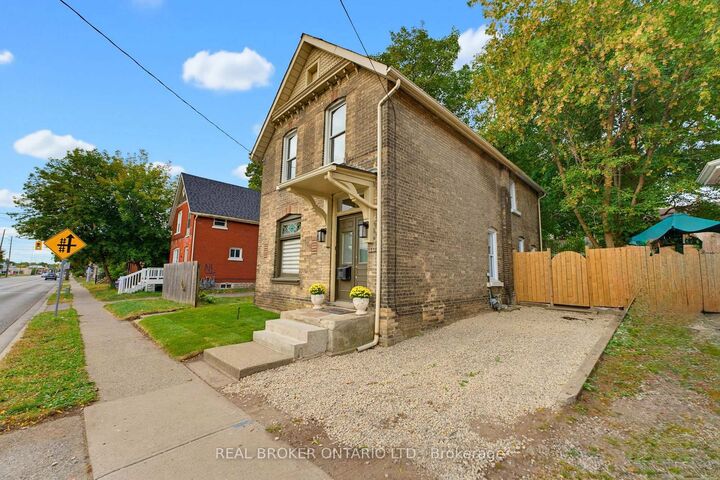 Property Photo:  118 Clarence Street  ON N3T 2V4 