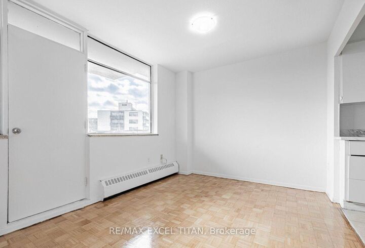 Property Photo:  2255 Weston Road 204  ON M9N 1Y5 